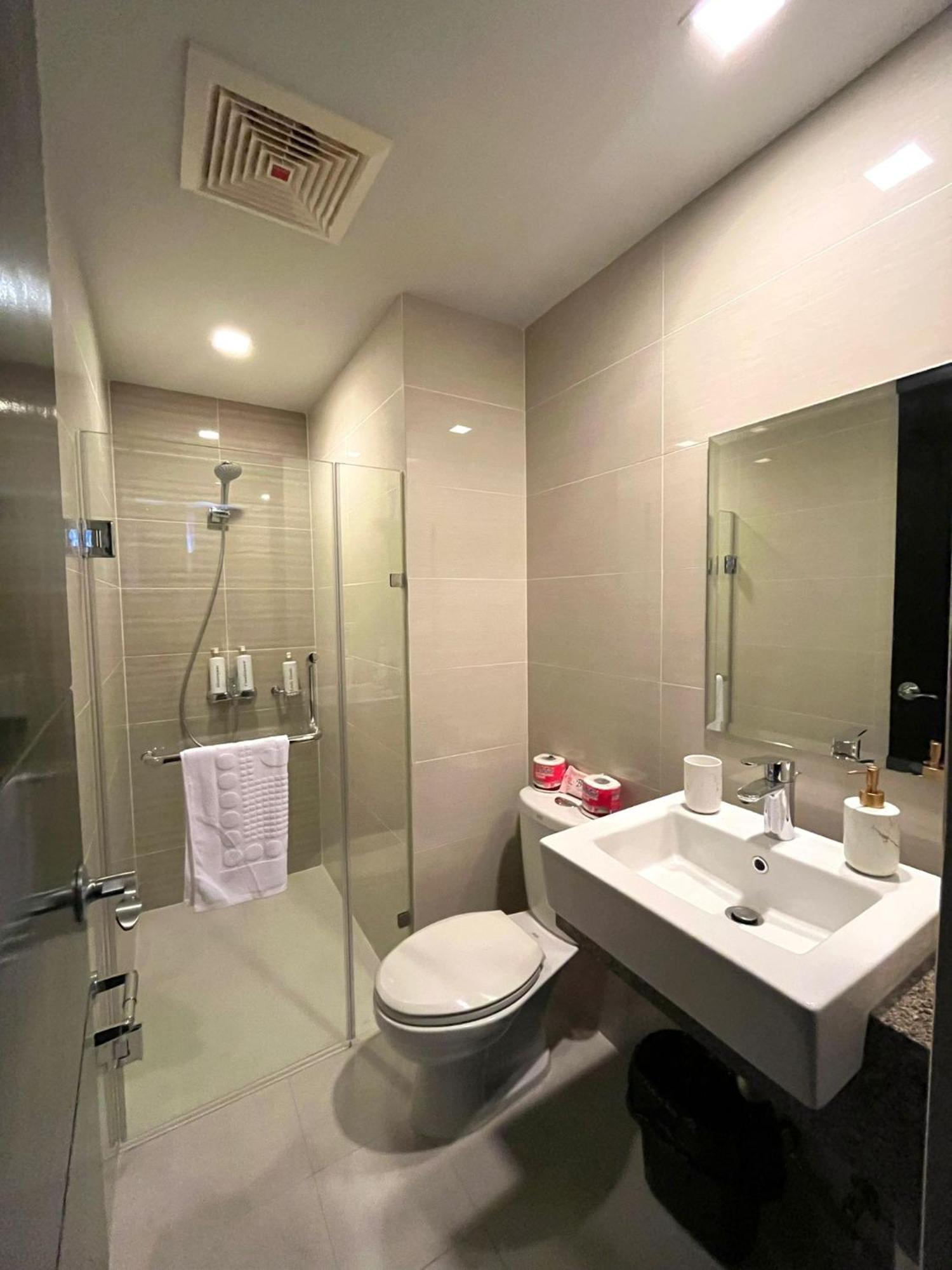 Studio At 81 Newport Boulevard Near Naia With Free Access To All Amenities Up To 2 Pax Manilla Buitenkant foto